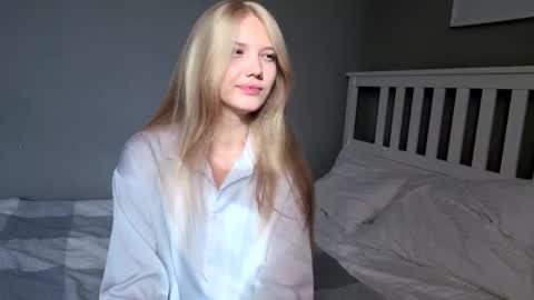 Snapshot of lil_tasty33 chatting on October 5, 2025, 8:23 am Emma online show from October 5, 2025, 8:23 am