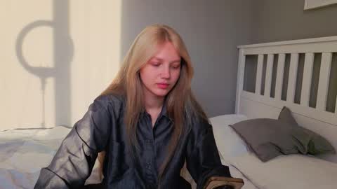 Snapshot of lil_tasty33 chatting on October 15, 2025, 10:04 am Emma online show from October 15, 2025, 10:04 am