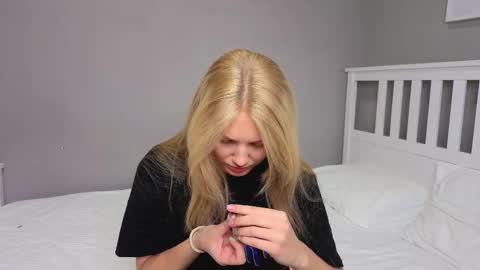 Snapshot of lil_tasty33 chatting on October 17, 2025, 9:56 am Emma online show from October 17, 2025, 9:56 am