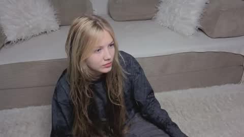 Snapshot of lil_tasty33 chatting on November 27, 2025, 9:55 am Emma online show from November 27, 2025, 9:55 am