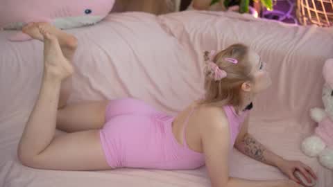 Snapshot of lil_tweety chatting on November 21, 2025, 7:45 pm Rina online show from November 21, 2025, 7:45 pm