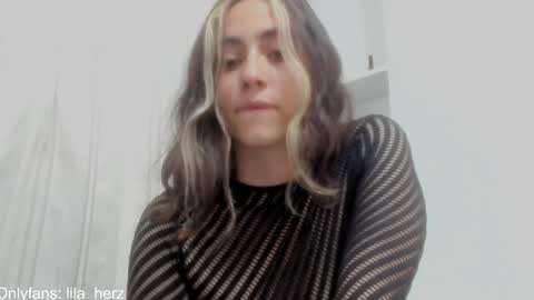 Snapshot of lila_herz chatting on December 9, 2024, 11:03 pm Ren online show from December 9, 2024, 11:03 pm