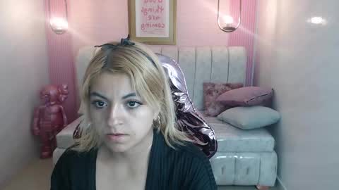 Snapshot of lili_conor_s chatting on February 21, 2025, 7:23 am Lili online show from February 21, 2025, 7:23 am