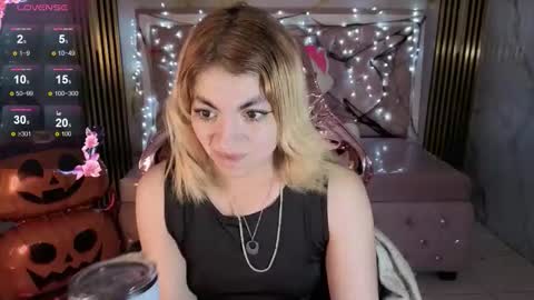 Snapshot of lili_conor_s chatting on October 18, 2025, 4:37 am Lili online show from October 18, 2025, 4:37 am