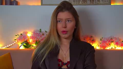 Mia online show from February 16, 2025, 12:43 pm