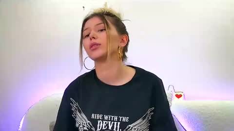 Mia online show from February 17, 2025, 1:10 pm