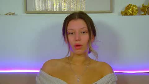 Mia online show from September 12, 2025, 6:24 am