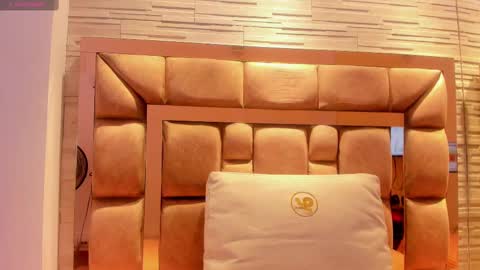 LILIAN  online show from November 22, 2025, 7:46 pm