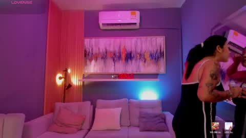 holis soy lily chang no olvides el pulgar arriba es muy importante para mi 3 independent model online show from April 29, 2026, 7:53 pm