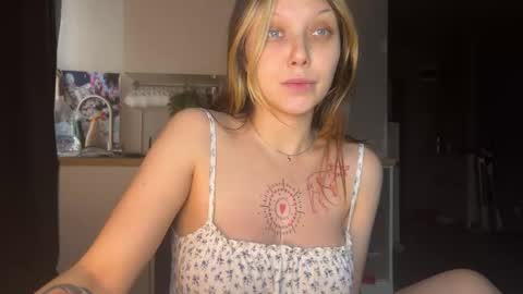 Snapshot of lilies_and_minipoots chatting on October 24, 2025, 5:04 am Sonechka online show from October 24, 2025, 5:04 am