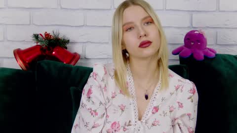 LiliLinn online show from December 27, 2024, 8:24 am