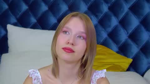 LiliLinn online show from October 4, 2025, 6:22 am