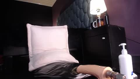 Snapshot of lilla_rossy chatting on October 19, 2025, 12:33 am lilla_rossy online show from October 19, 2025, 12:33 am