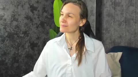 lillian_white1 online show from April 26, 2026, 1:03 am