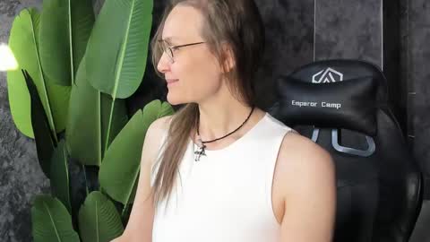 lillian_white1 online show from May 3, 2026, 1:00 am