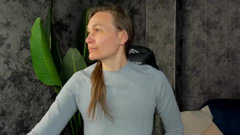 lillian_white1 online show from May 4, 2026, 12:50 am