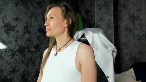 lillian_white1 online show from May 5, 2026, 1:13 am