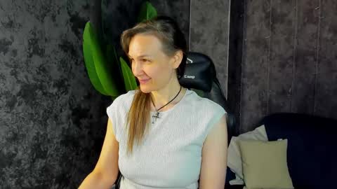 lillian_white1 online show from May 6, 2026, 1:14 am
