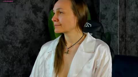 lillian_white1 online show from May 17, 2026, 12:52 am