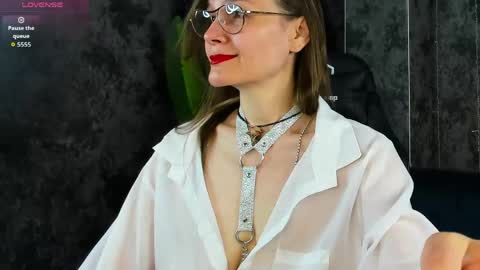 lillian_white1 online show from May 19, 2026, 1:00 am