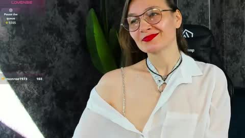 lillian_white1 online show from May 19, 2026, 1:56 am