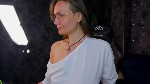 lillian_white1 online show from June 14, 2026, 1:03 am