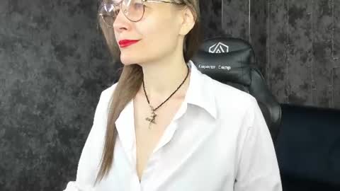 lillian_white1 online show from June 16, 2026, 12:35 am