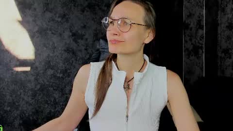 lillian_white1 online show from June 17, 2026, 12:57 am