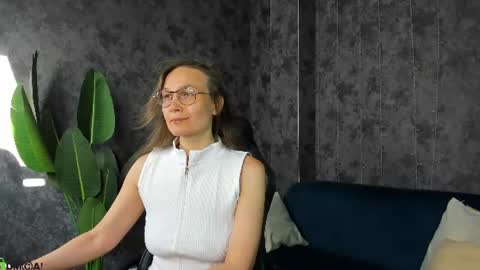 lillian_white1 online show from June 23, 2026, 1:03 am
