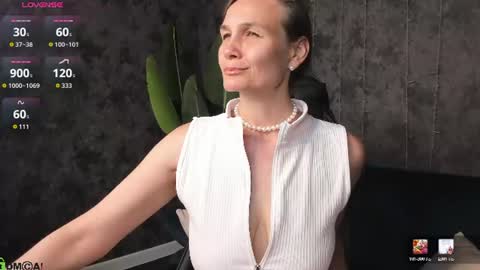 lillian_white1 online show from July 7, 2026, 6:47 am