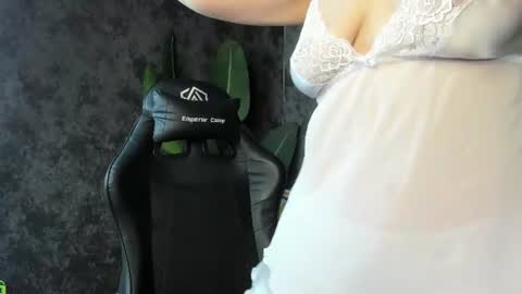lillian_white1 online show from July 13, 2026, 12:57 am