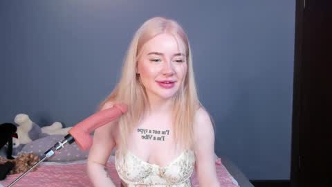 lillie_berry online show from April 25, 2026, 4:48 am