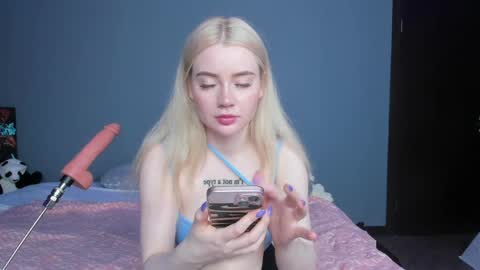 Snapshot of lillie_berry chatting on May 17, 2026, 4:43 am lillie_berry online show from May 17, 2026, 4:43 am