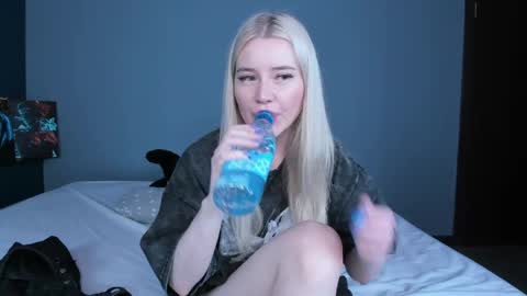 Snapshot of lillie_berry chatting on June 7, 2026, 4:27 am lillie_berry online show from June 7, 2026, 4:27 am