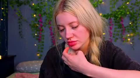 lillie_berry online show from July 18, 2026, 5:00 am