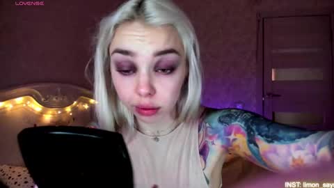 Snapshot of lillimooore chatting on May 18, 2026, 1:02 am LilliMoore online show from May 18, 2026, 1:02 am