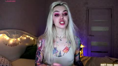Snapshot of lillimooore chatting on June 4, 2026, 11:22 pm LilliMoore online show from June 4, 2026, 11:22 pm