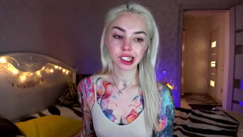 Snapshot of lillimooore chatting on June 18, 2026, 6:02 am LilliMoore online show from June 18, 2026, 6:02 am