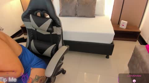 L I L L Y online show from September 18, 2025, 12:07 pm