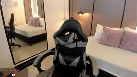 L I L L Y online show from November 8, 2025, 12:16 pm