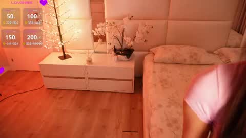 Snapshot of lilly_colins chatting on July 13, 2026, 8:00 pm Lilly Colins online show from July 13, 2026, 8:00 pm