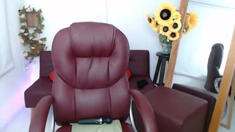 Snapshot of lilly_milf chatting on July 1, 2026, 4:07 pm Lilly online show from July 1, 2026, 4:07 pm