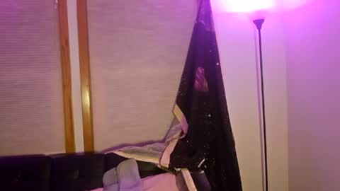 Snapshot of lilsirenluna chatting on May 4, 2026, 3:46 am Luna online show from May 4, 2026, 3:46 am