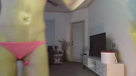 Snapshot of lilvixennn chatting on October 8, 2025, 4:10 am Raina Ryder online show from October 8, 2025, 4:10 am