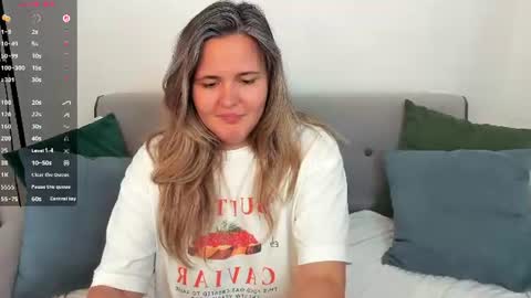 Snapshot of lily_bel chatting on July 2, 2026, 3:23 am Lily online show from July 2, 2026, 3:23 am