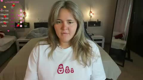 Snapshot of lily_bel chatting on July 16, 2026, 1:22 am Lily online show from July 16, 2026, 1:22 am