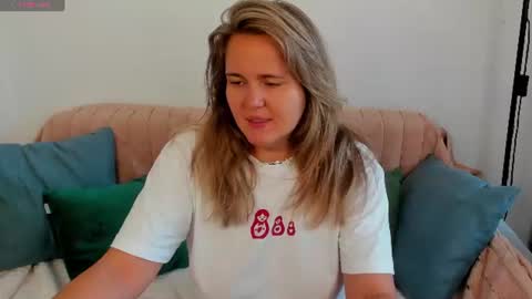Snapshot of lily_bel chatting on August 2, 2026, 1:04 am Lily online show from August 2, 2026, 1:04 am
