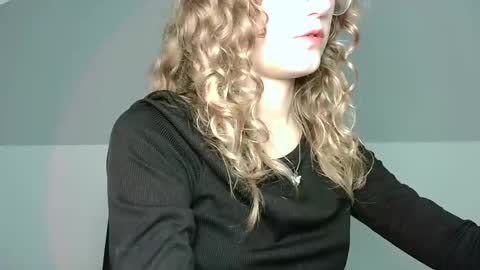 small lily online show from September 9, 2025, 3:11 pm