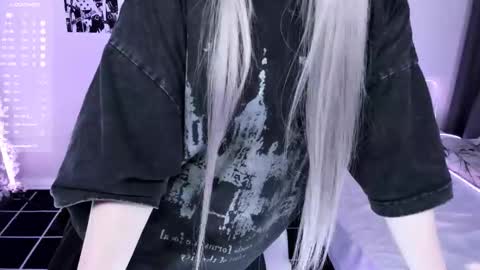 Snapshot of lily_weep chatting on October 23, 2025, 4:01 am Lily online show from October 23, 2025, 4:01 am