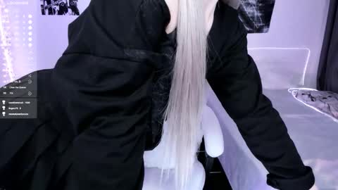 Snapshot of lily_weep chatting on December 14, 2025, 2:50 am Lily online show from December 14, 2025, 2:50 am